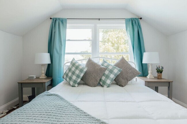 Building Photo - 905 Hill St