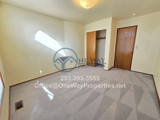 Building Photo - Peek A View Views of Chambers Bay!