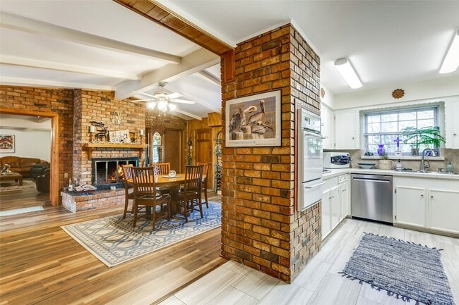 Building Photo - 9551 E Lake Highlands Dr