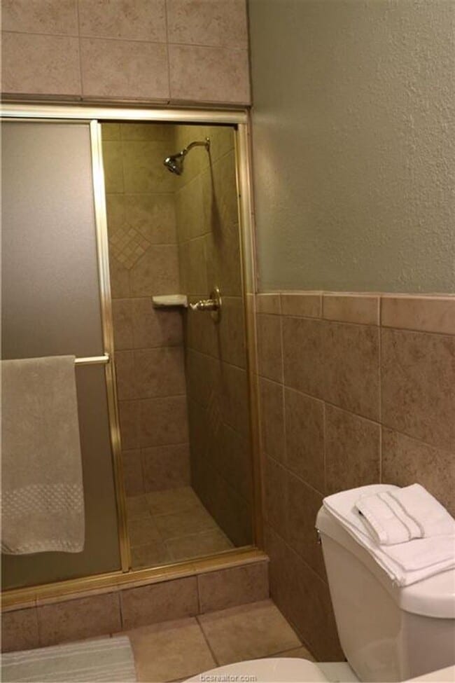 Building Photo - AUGUST PRE-LEASE!! 4 bed, 3 bath house on ...