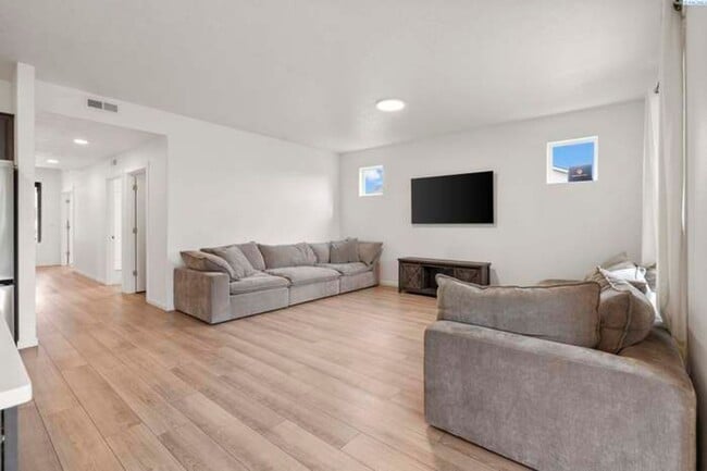 Building Photo - 308 Ruby Ave