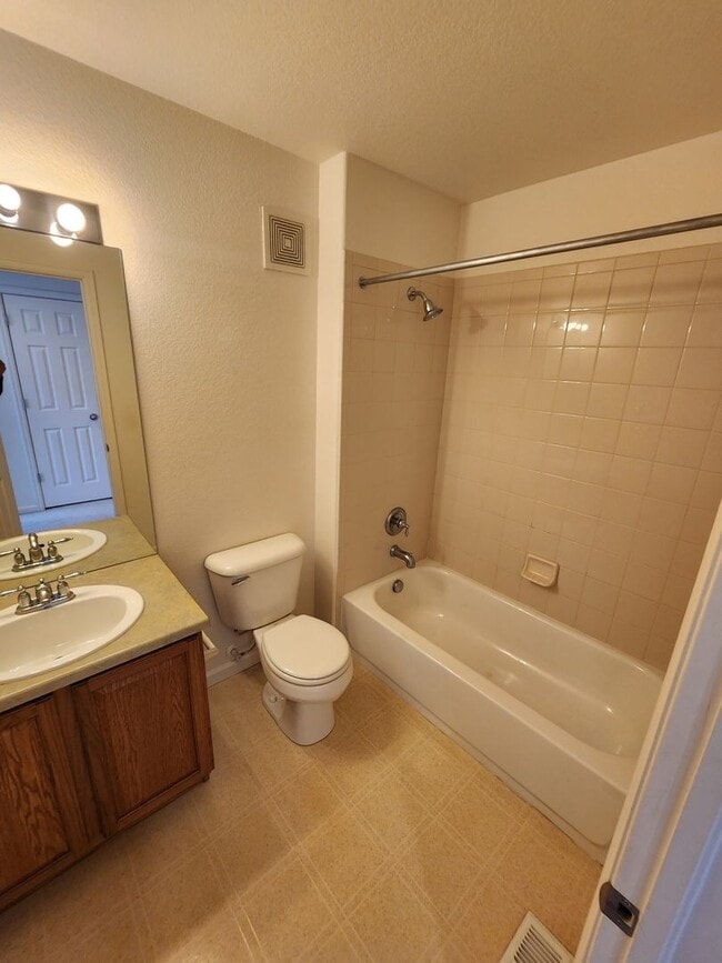 Building Photo - Beautiful Townhome