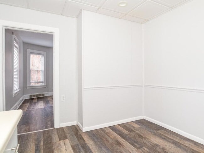 Building Photo - 506 Bryan Ave