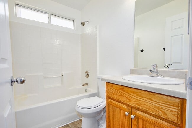 Building Photo - 3 BEDROOM BARSTOW HOME