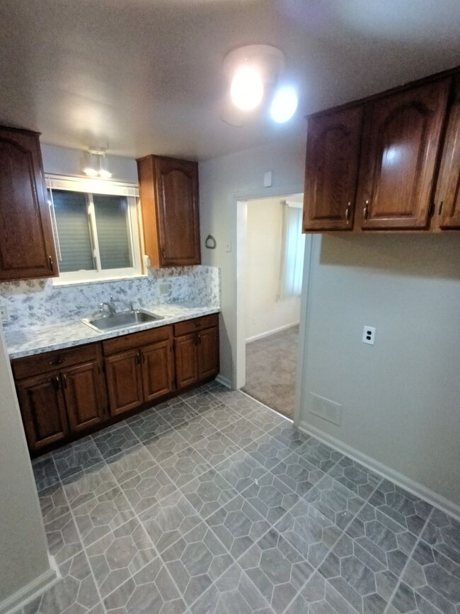 Building Photo - 3 bedroom 1 bathroom on the Westside NOW A...