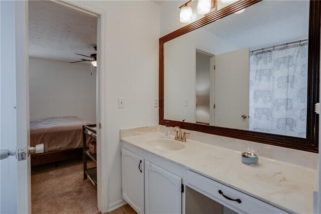 Building Photo - 4201 E Meadow Dr