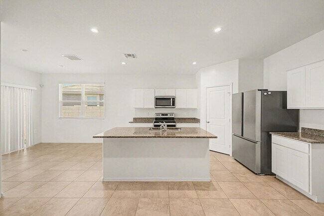 Building Photo - 1566 E Fletcher Dr