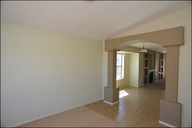 Building Photo - 10045 Paloma Dr