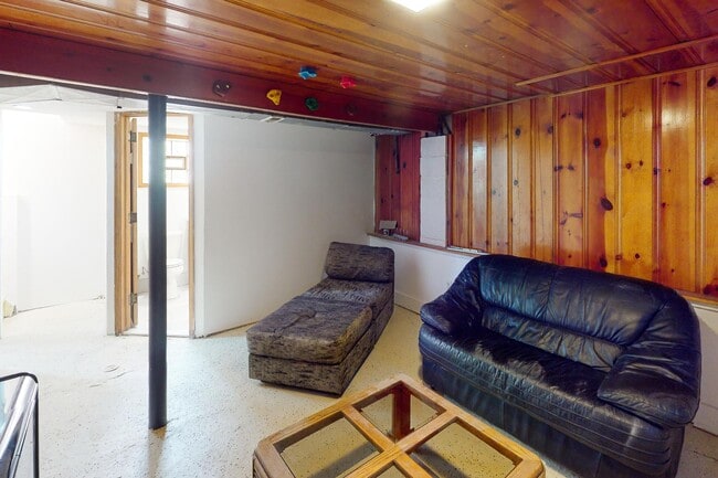 Building Photo - 2002 Ridgemont Rd