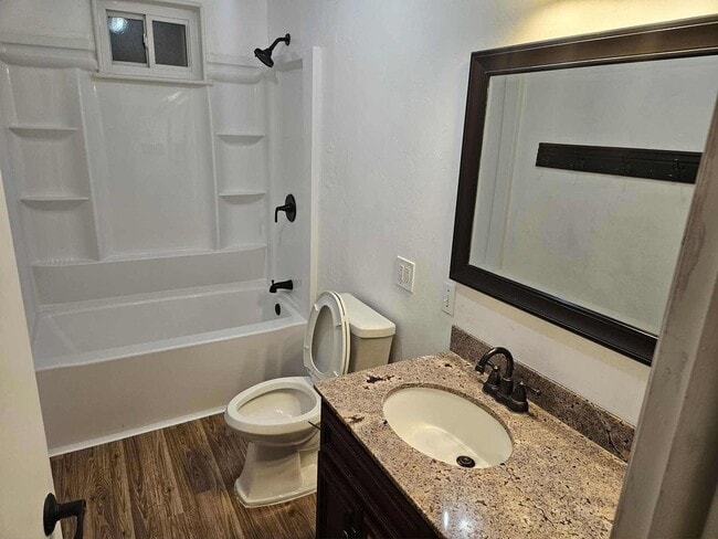 Building Photo - 365 Bare St