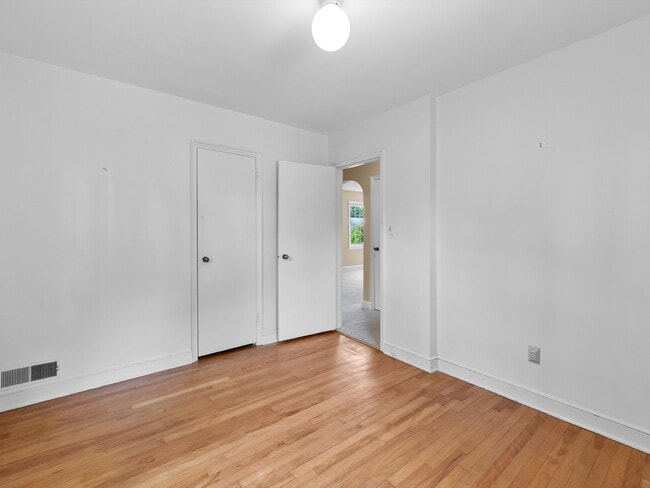 Building Photo - Classic Charm in Arlington