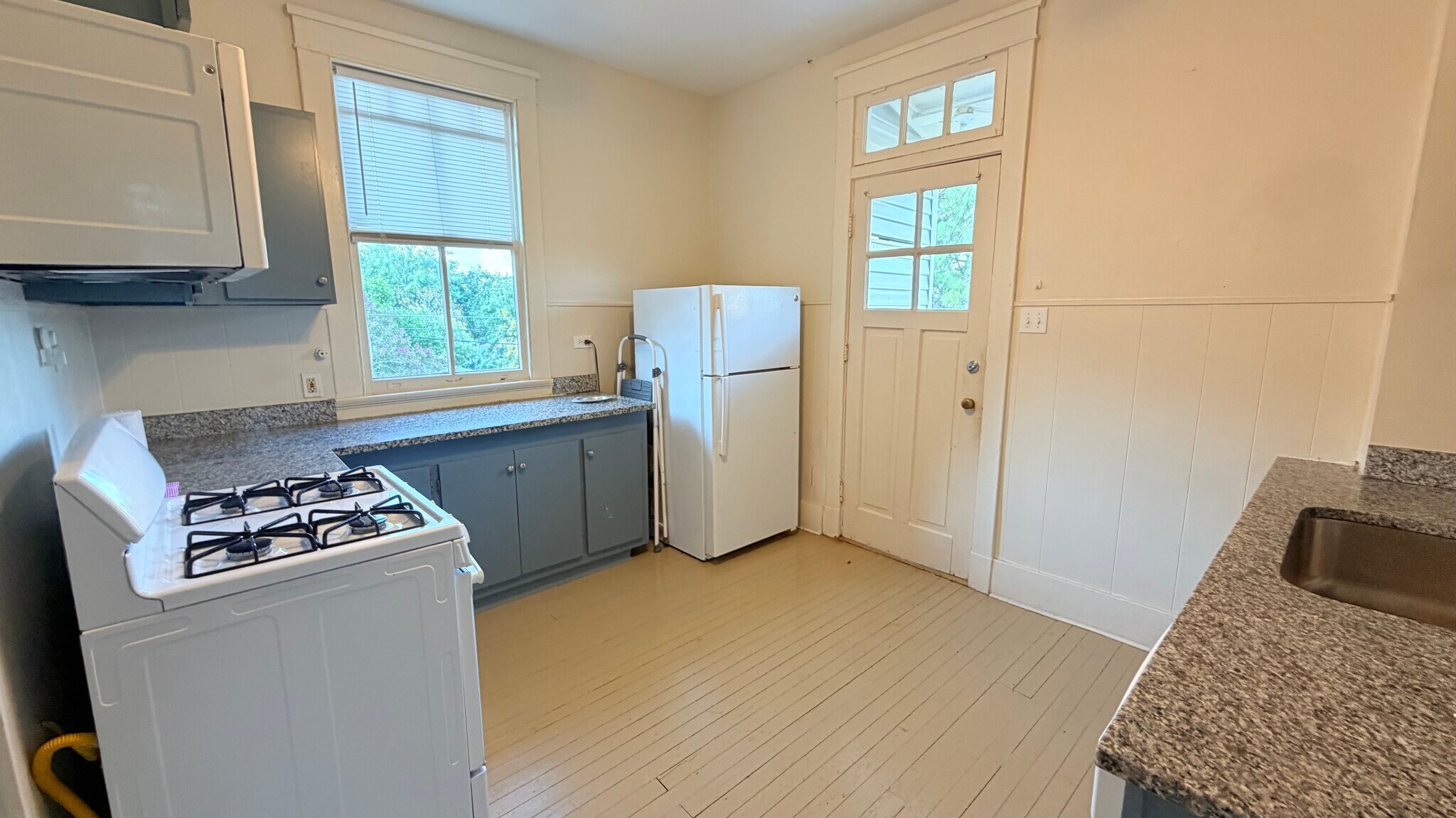 Kitchen image #3 - 2037 Joseph St