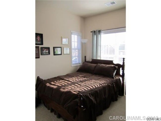 Building Photo - 3BR End Unit Townhome in Summers Walk