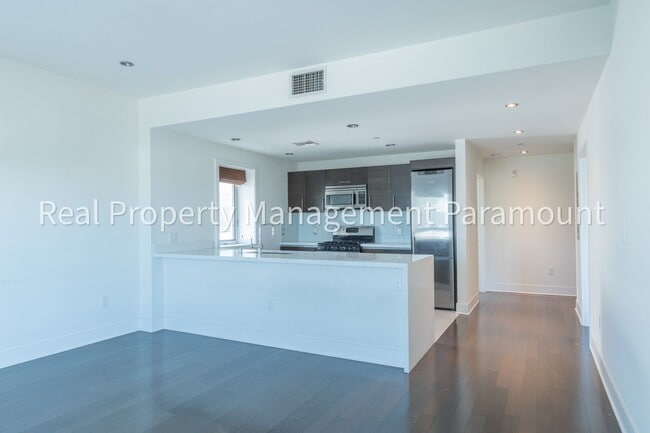 Building Photo - Beautiful new 2 bed 2 bath