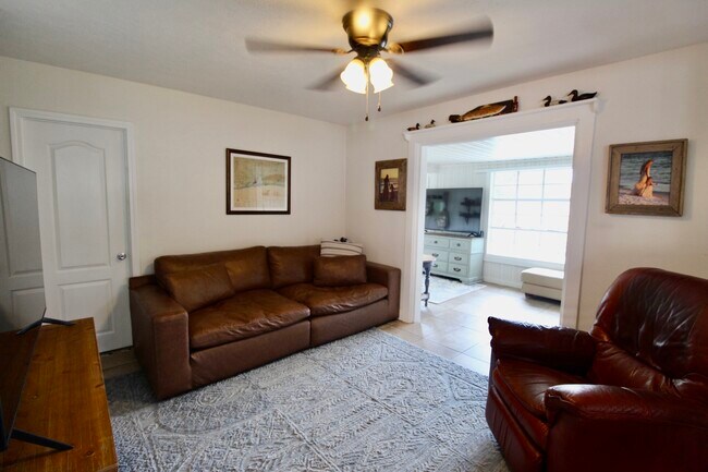 Building Photo - 1139 N Bayshore Dr