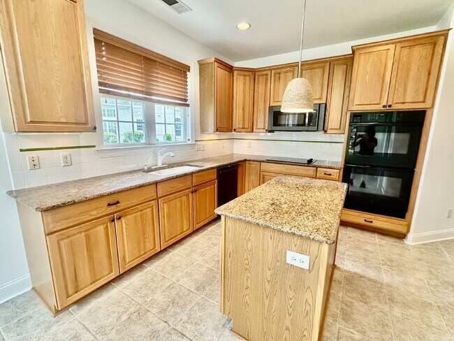 Building Photo - Three Bedroom Carriage House in Hampton Hall!