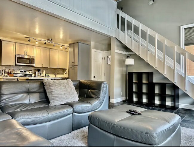 Building Photo - Stylish 2-Bed + Loft Mountain Condo in San...
