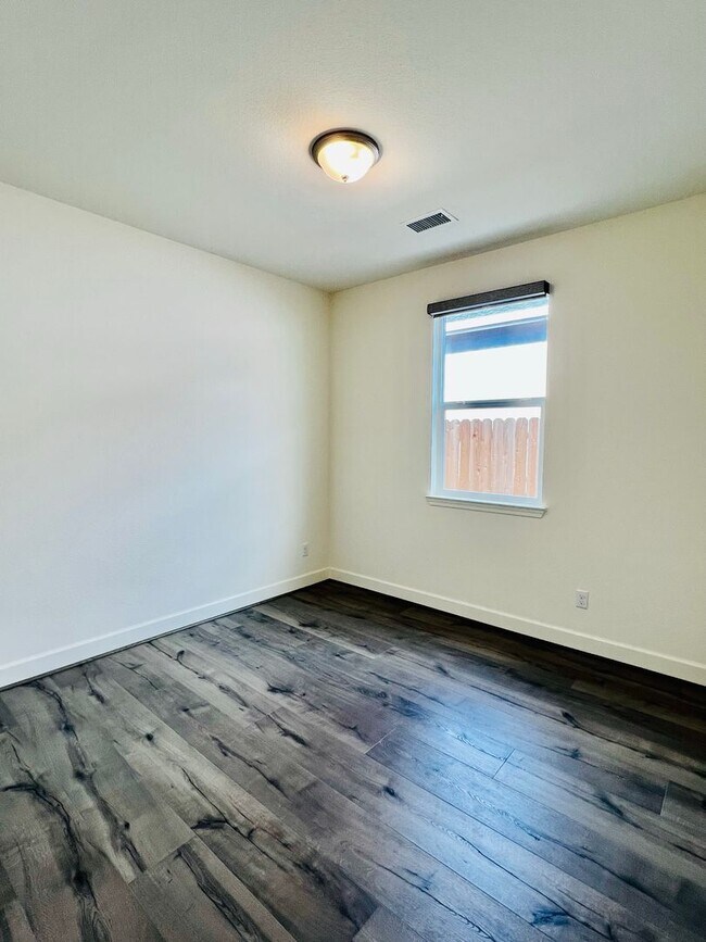 Building Photo - 1114 Lahontan Dr