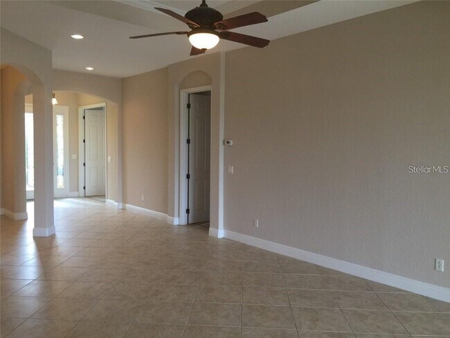Building Photo - 5570 Rock Dove Dr