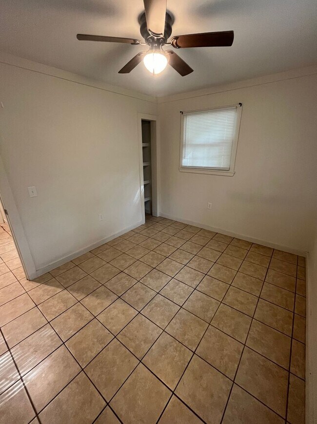 Building Photo - 3 Bed 1 Bath Brick Home