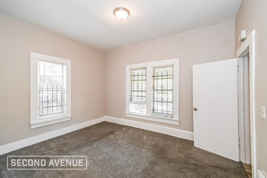 Building Photo - 1740 W 10th St