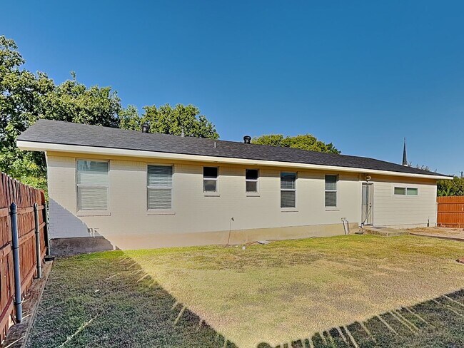 Building Photo - Charming Brick Home in the Heart of Richland Hills – Birdville ISD