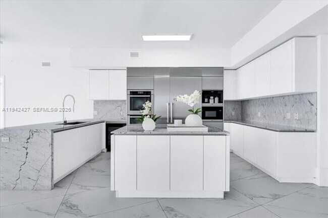 Building Photo - 5500 Island Estates Dr