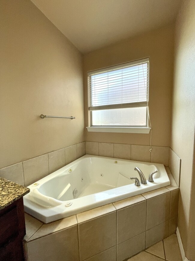 Building Photo - 408 Boggy Creek Dr