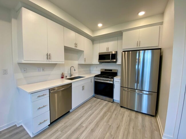 Building Photo - Like New! 1 Bed, 1.5 Bath Townhouse in Covina