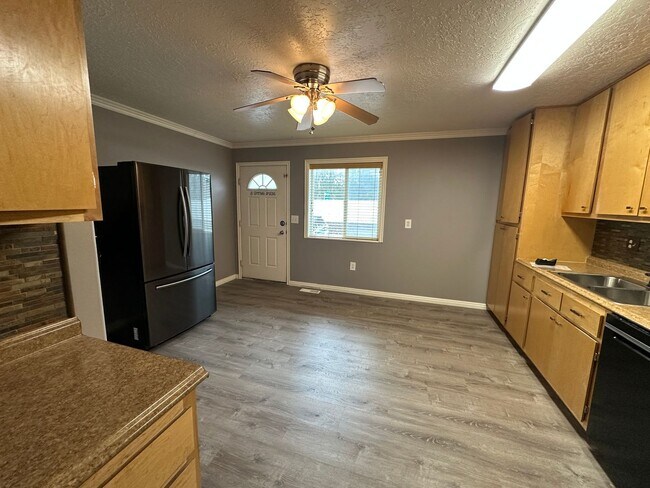 Building Photo - Cute and Cozy 2 Bed, 1.5 Bath Townhome in the Meadows!