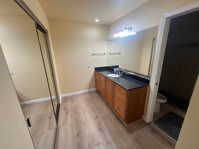 Building Photo - Beautiful 3 bed 2.5 bath Townhouse in Campbell with AC. This is a must see.