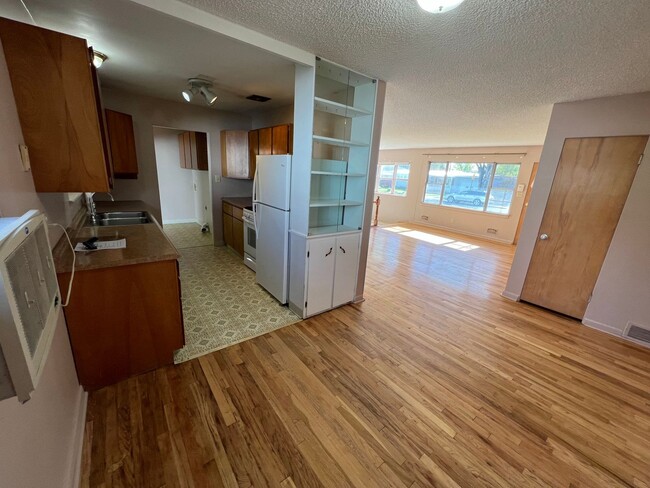 Building Photo - 3 Bed 2 Bath House with Attached 2 Car Garage & Trailer Parking