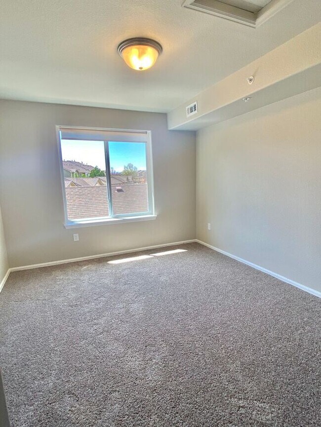 Building Photo - West Greeley Townhome with Garage!