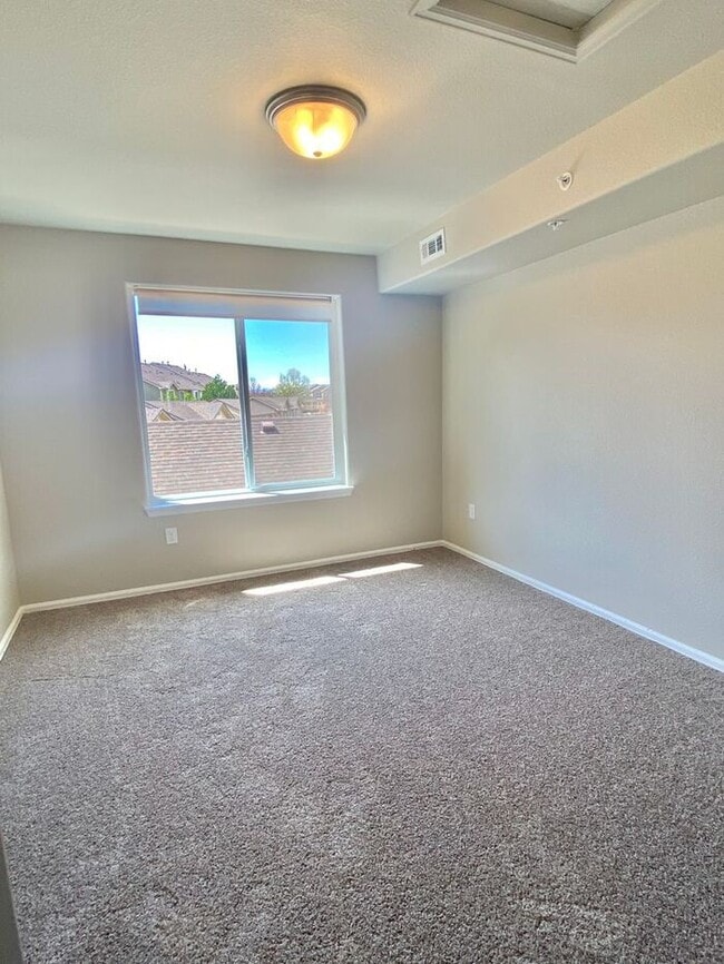 Building Photo - West Greeley Townhome with Garage! WATER/S...