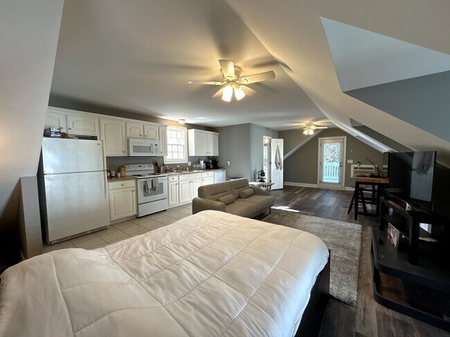 Building Photo - Beautiful and Convenient Private Apartment...