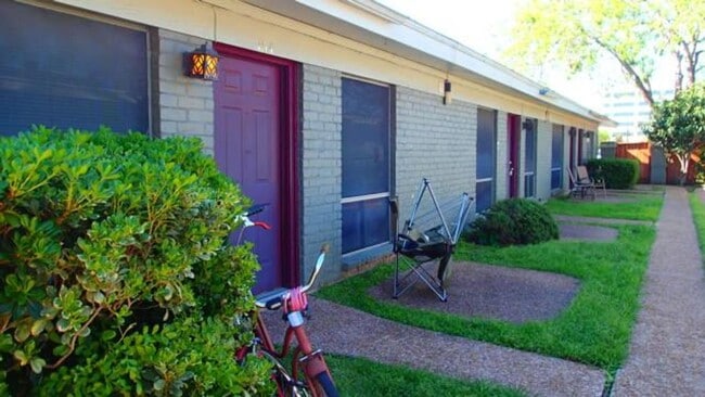 Building Photo - 608 W 51st St