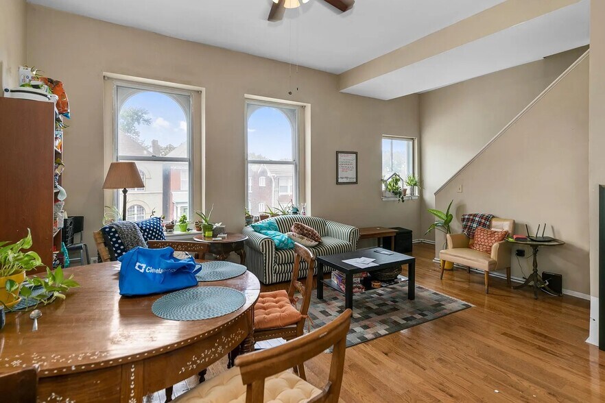 High ceilings with lots of natural light! - 4206 Castleman Ave