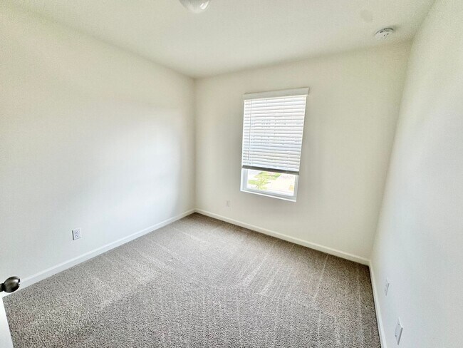 Building Photo - BEAUTIFUL 3BD/2.5BTH Townhome - MALLARD CR...