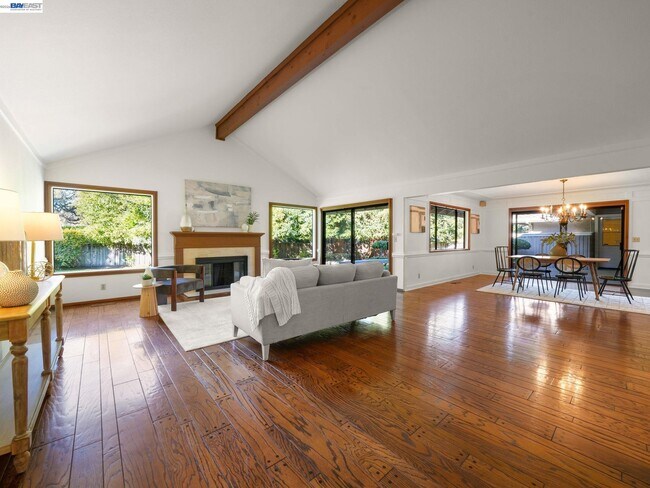 Building Photo - 261 St Paul Dr