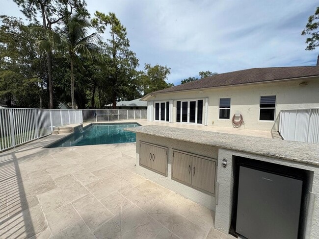 Building Photo - 969 Meadow Ave