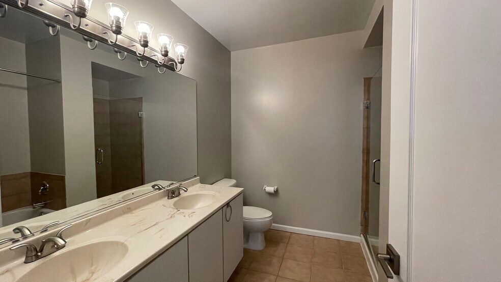 Master Bath - 600 N Dearborn St