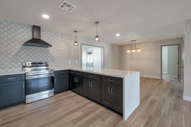 Building Photo - Super Nice Remodeled Home with Pool Close to ASU