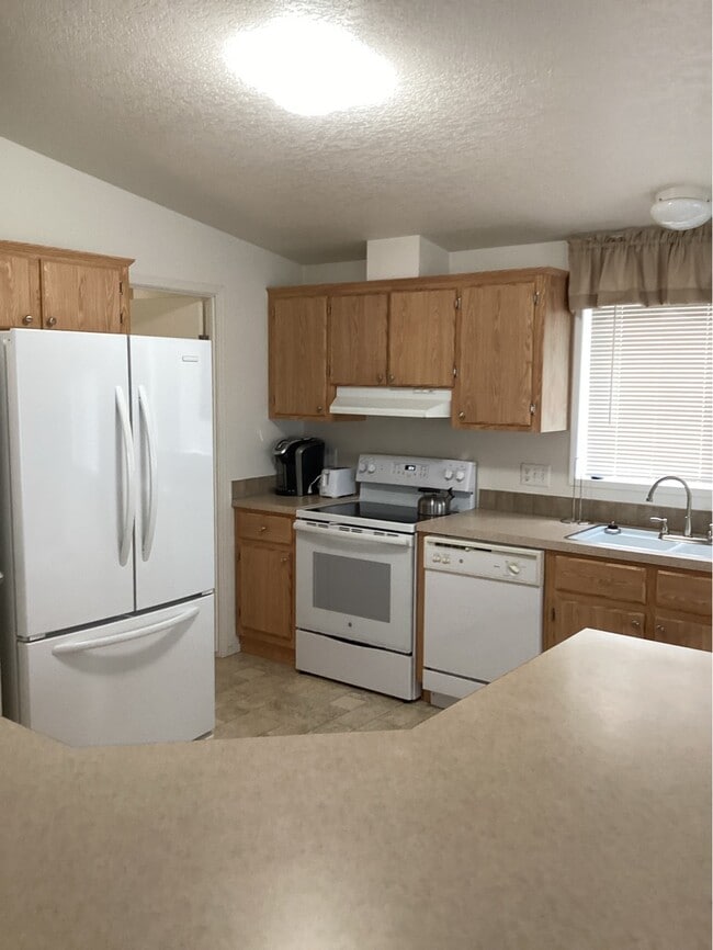 Building Photo - 365 SW Pacific View St