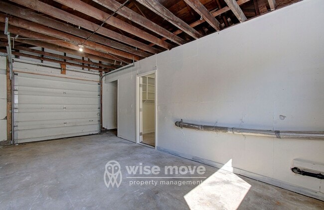 Building Photo - 2 Bedroom Home with Garage- Corner Lot!