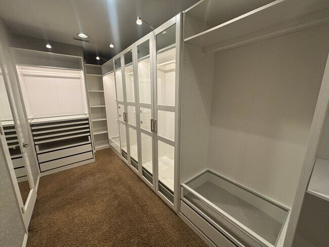 Building Photo - Short Term Lease - Grand 4-Bedroom Home with Entertainer's Yard in Gated River Village!