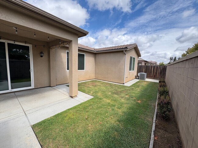 Building Photo - Lovely Clovis home Available Now!