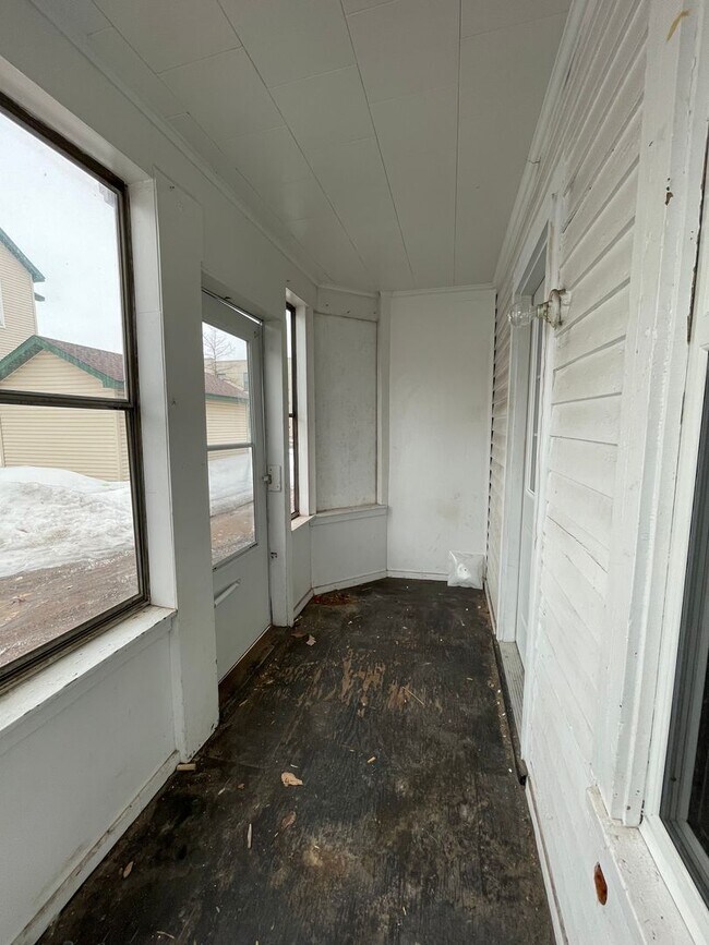Building Photo - 410 N 52nd Ave W