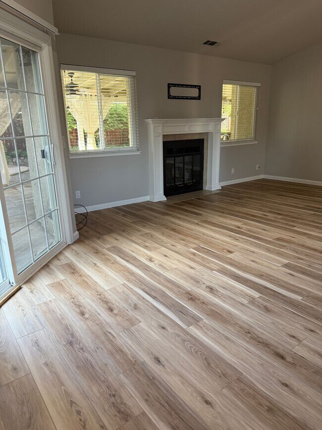 Building Photo - Charming 2-bedroom, 2-bathroom home locate...