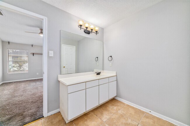Building Photo - 10810 Meadow Walk Ln