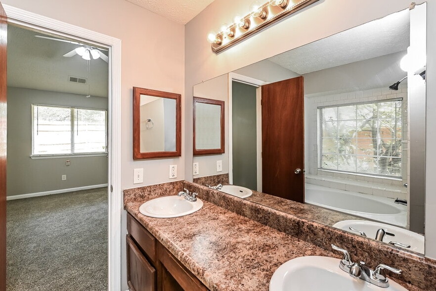 Building Photo - 2085 Corners Circle Trce